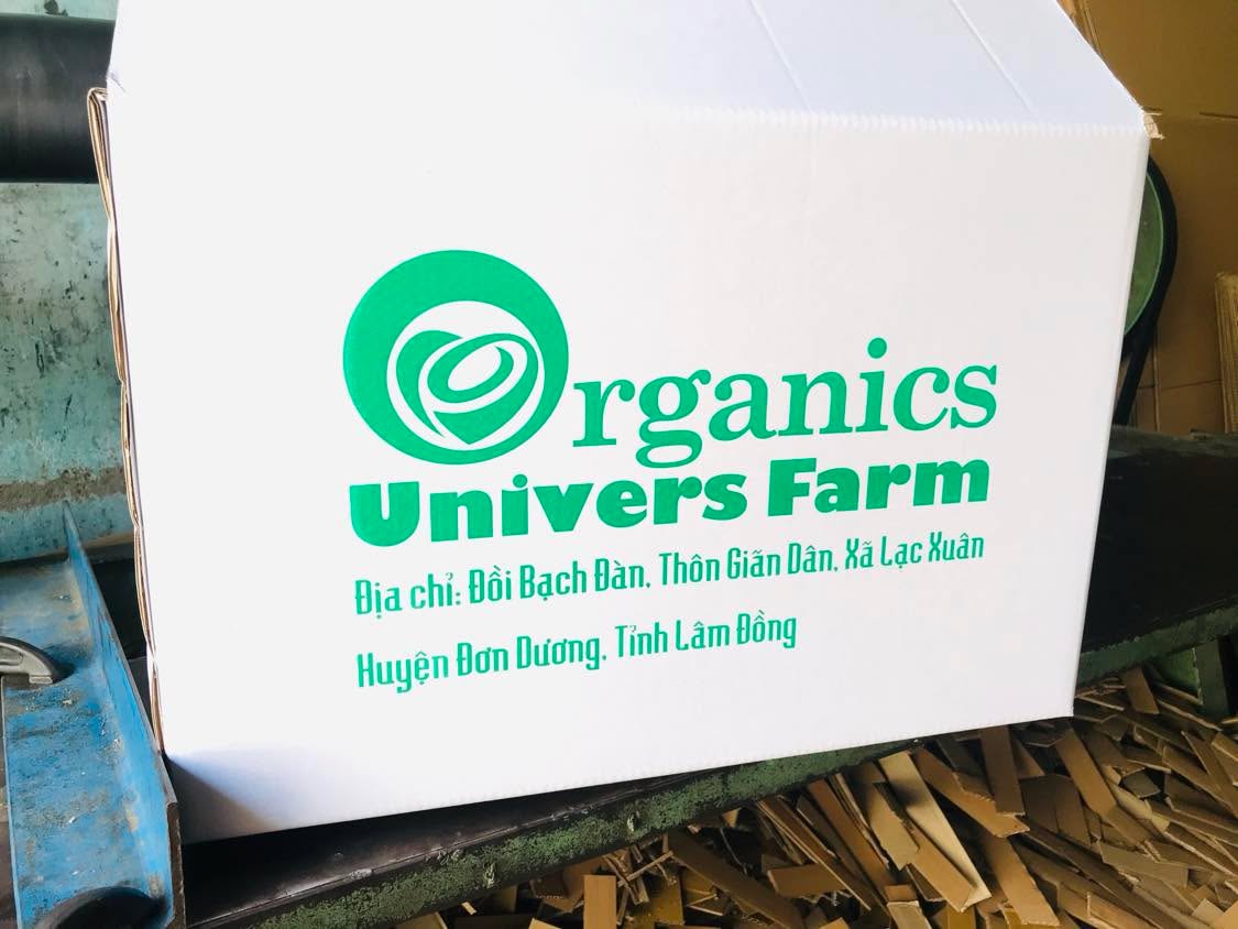 Mẫu bao bì màu trắng in logo xanh Univers Farm Organics